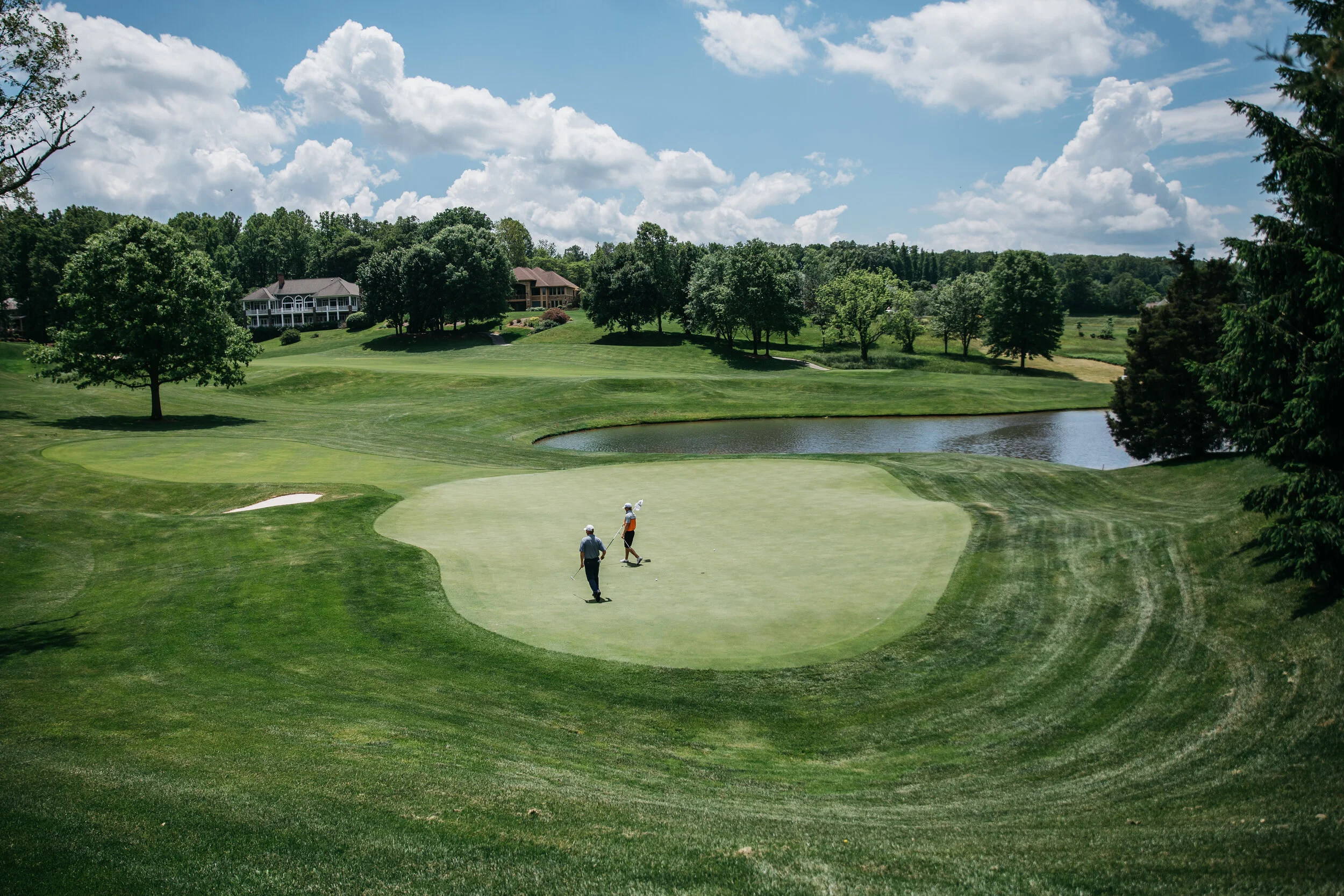 Players on a Fazio-designed green at The Virginian